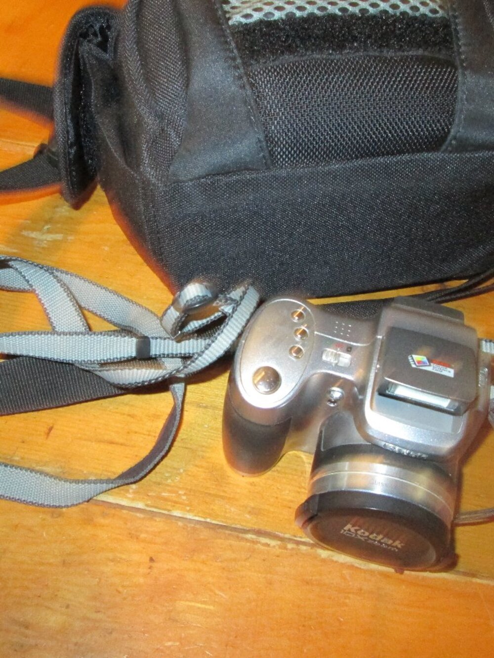 Kodak 10 x zoom 5 mega pixel comes with accessories and bag